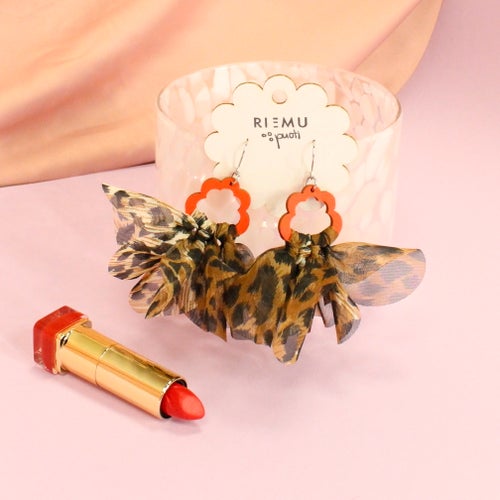 J&Auml;TTIHUMU, leo-punainen